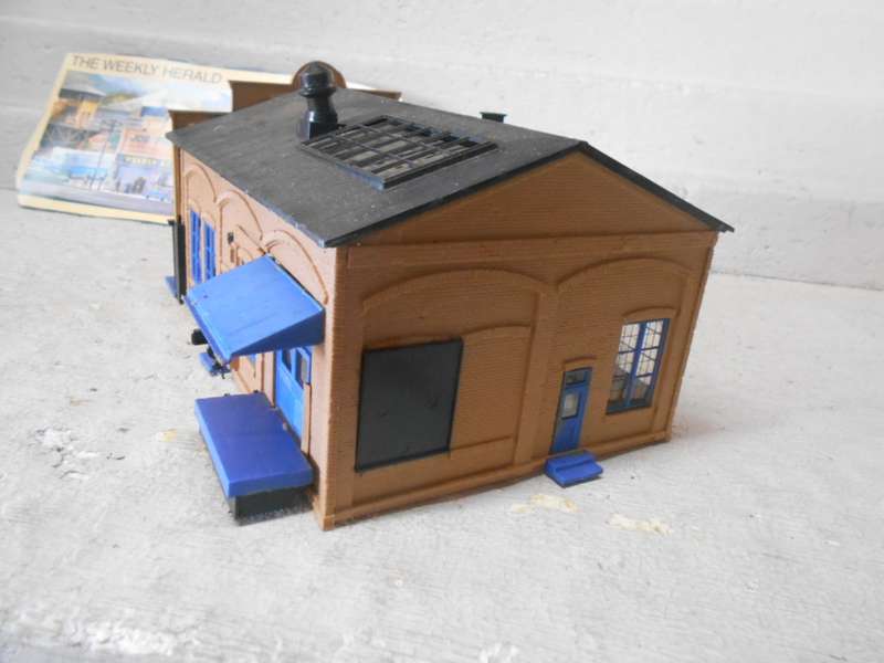 HO SCALE - CON-COR - THE WEEKLY HERALD INDUSTRIAL BUILDING