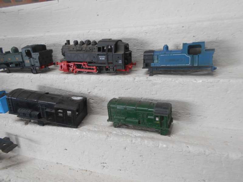 HO SCALE - LOCO BODY SCRAPYARD WITH BITS AND PIECES
