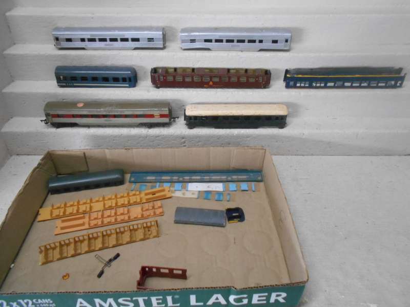 HO / OO SCALE - PASSENGER COACH - SCRAP YARD