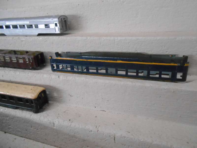 HO / OO SCALE - PASSENGER COACH - SCRAP YARD