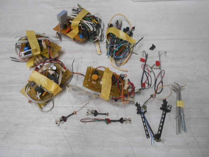 HO SCALE -  RAIL SIGNALS , ROBOTS ETC