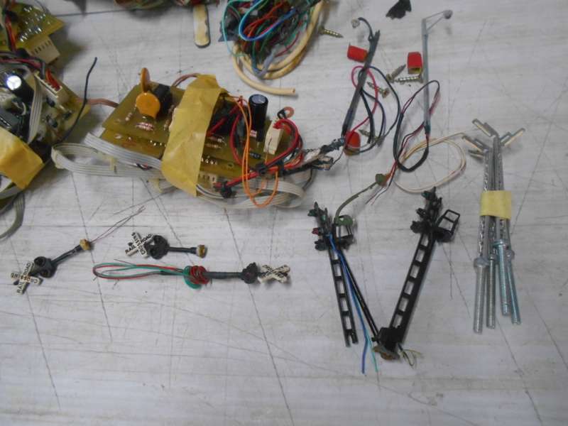 HO SCALE -  RAIL SIGNALS , ROBOTS ETC
