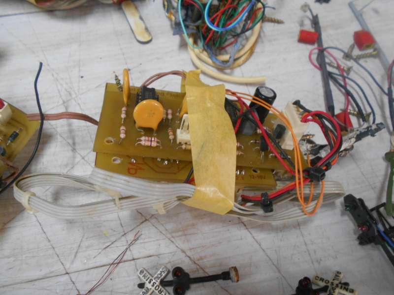 HO SCALE -  RAIL SIGNALS , ROBOTS ETC