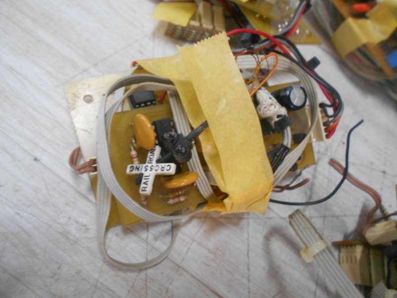 HO SCALE -  RAIL SIGNALS , ROBOTS ETC