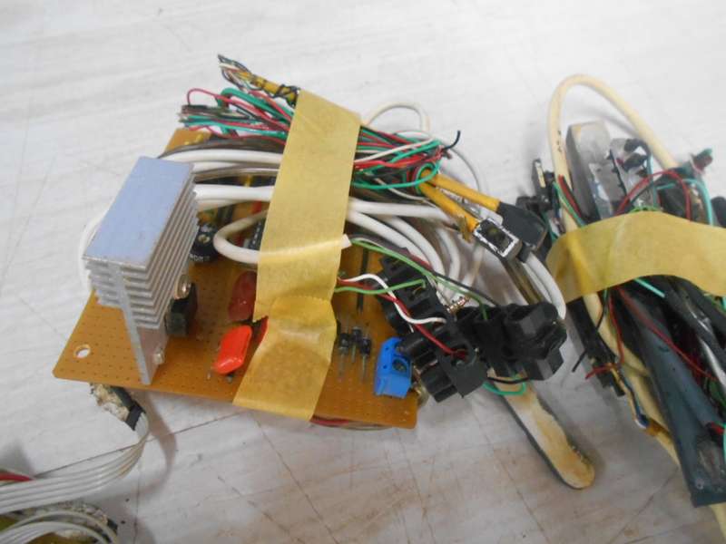 HO SCALE -  RAIL SIGNALS , ROBOTS ETC