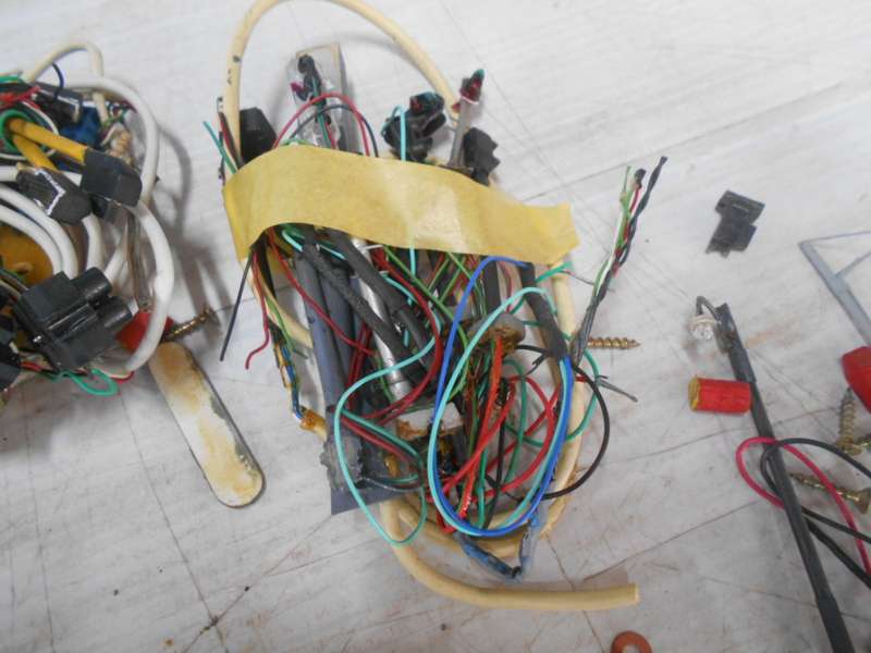 HO SCALE -  RAIL SIGNALS , ROBOTS ETC