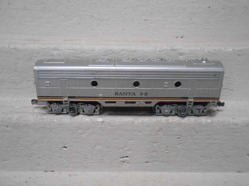 HO SCALE - LIFELIKE - SANTE FE - B UNIT - DUMMY DIESEL LOCOMOTIVE