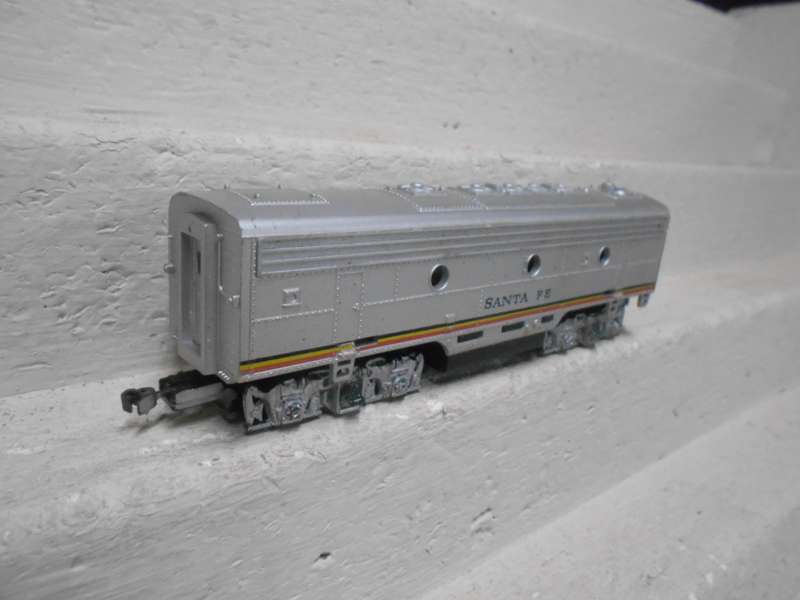 HO SCALE - LIFELIKE - SANTE FE - B UNIT - DUMMY DIESEL LOCOMOTIVE