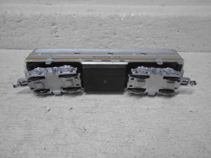 HO SCALE - LIFELIKE - SANTE FE - B UNIT - DUMMY DIESEL LOCOMOTIVE
