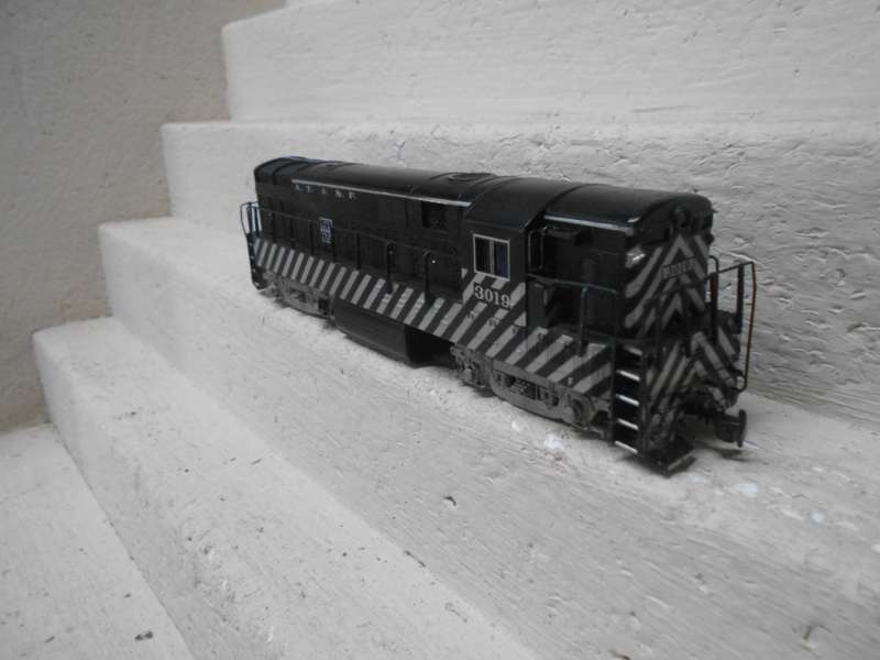 HO SCALE - BACHMANN - SANTE FE - DUMMY DIESEL LOCOMOTIVE