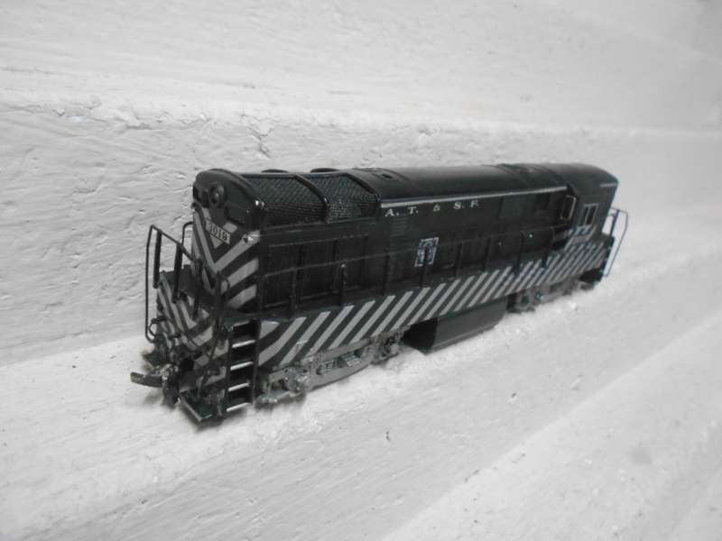 HO SCALE - BACHMANN - SANTE FE - DUMMY DIESEL LOCOMOTIVE