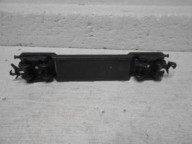 HO SCALE- LOW WELL WAGON