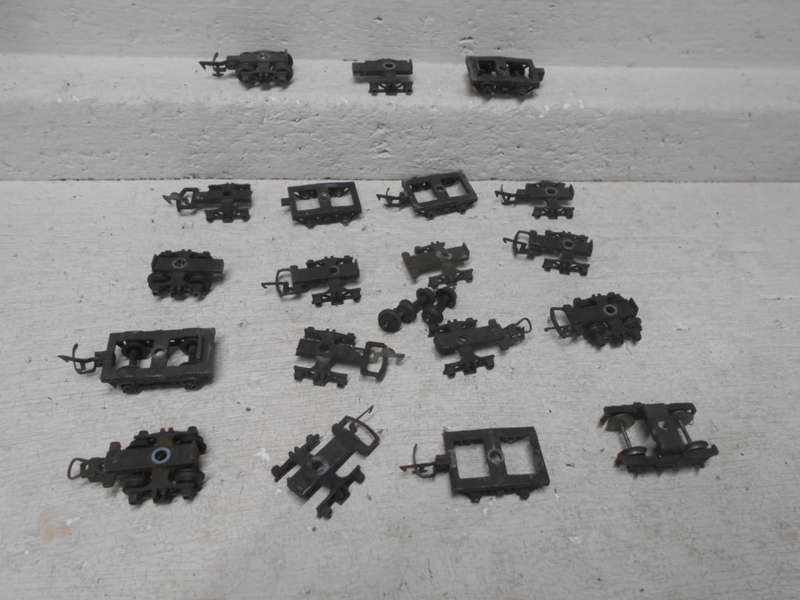 OO SCALE - TRIANG - BOGIES - X19 FOR SPARES