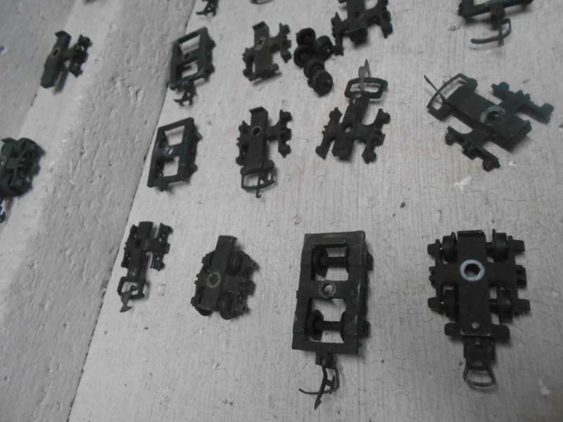 OO SCALE - TRIANG - BOGIES - X19 FOR SPARES