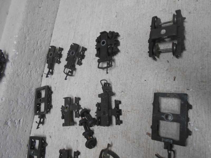 OO SCALE - TRIANG - BOGIES - X19 FOR SPARES