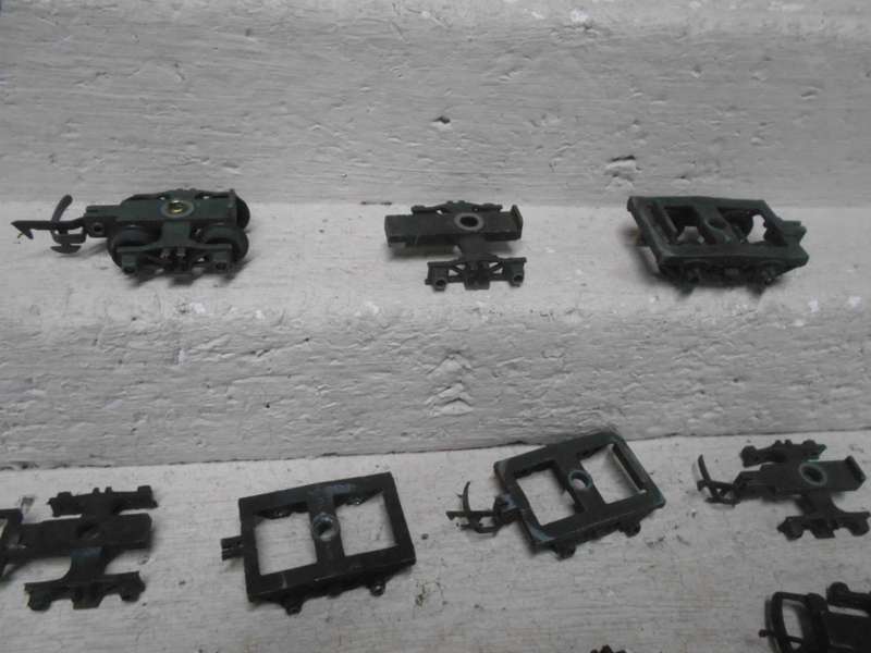 OO SCALE - TRIANG - BOGIES - X19 FOR SPARES