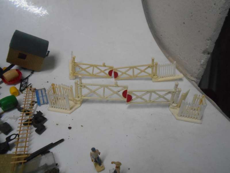 HO SCALE - LARGE AMOUNT OF STATION PLATFORM -BITS & PIECES