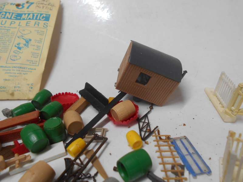 HO SCALE - LARGE AMOUNT OF STATION PLATFORM -BITS & PIECES
