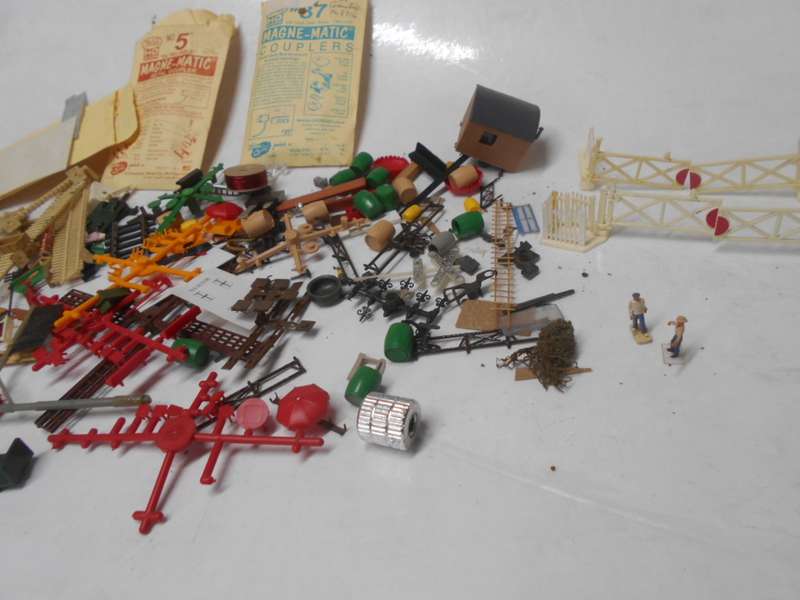 HO SCALE - LARGE AMOUNT OF STATION PLATFORM -BITS & PIECES