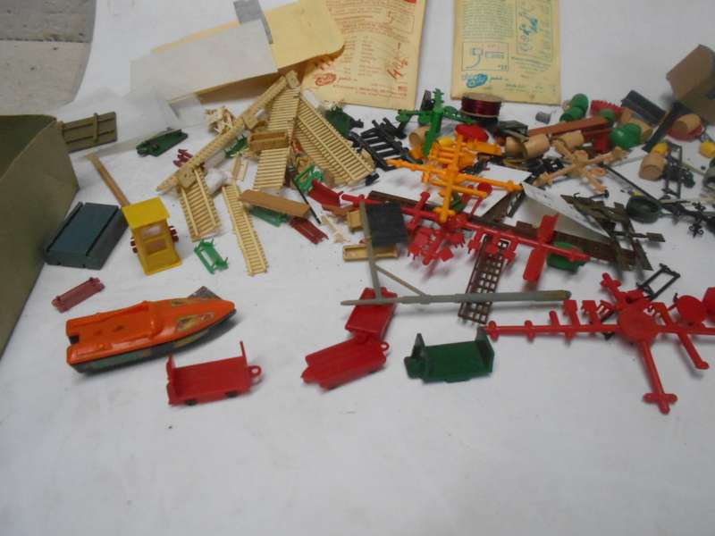 HO SCALE - LARGE AMOUNT OF STATION PLATFORM -BITS & PIECES
