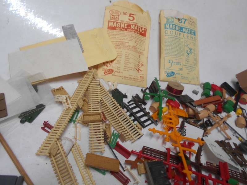 HO SCALE - LARGE AMOUNT OF STATION PLATFORM -BITS & PIECES