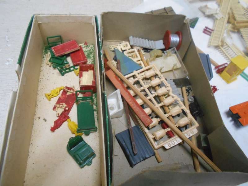 HO SCALE - LARGE AMOUNT OF STATION PLATFORM -BITS & PIECES