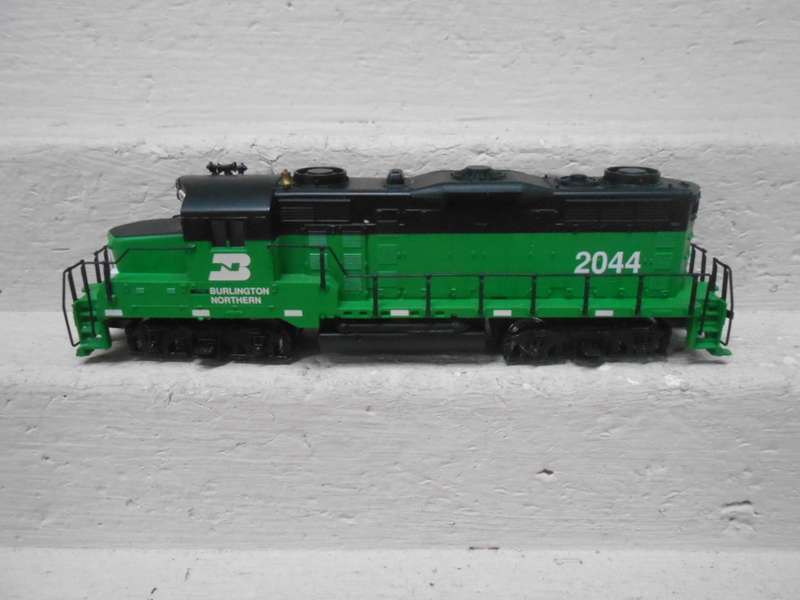 HO SCALE - MANTUA - BURLINGTON NORTHERN GP20 DIESEL LOCOMOTIVE - BOXED