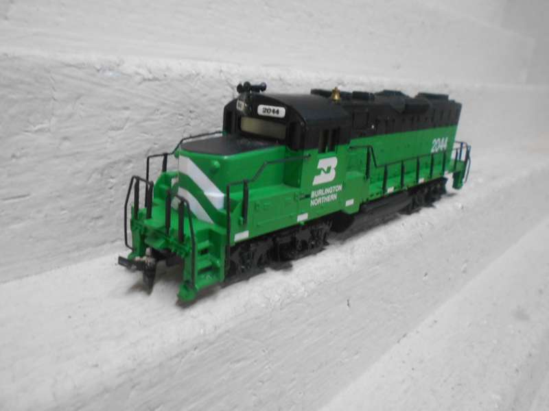 HO SCALE - MANTUA - BURLINGTON NORTHERN GP20 DIESEL LOCOMOTIVE - BOXED