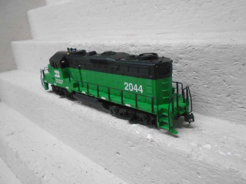 HO SCALE - MANTUA - BURLINGTON NORTHERN GP20 DIESEL LOCOMOTIVE - BOXED