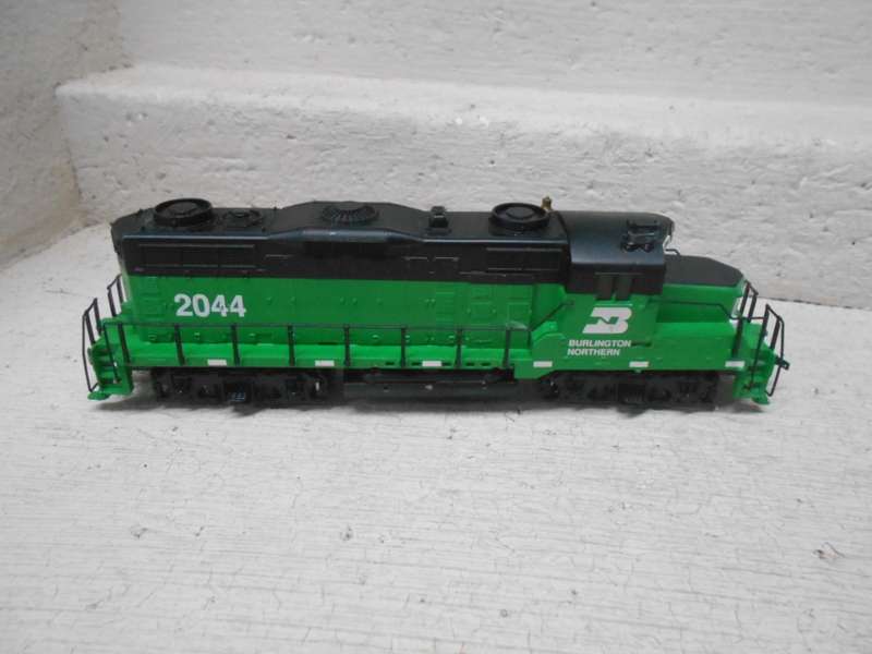 HO SCALE - MANTUA - BURLINGTON NORTHERN GP20 DIESEL LOCOMOTIVE - BOXED
