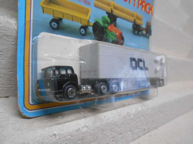 HO SCALE - YATMING - TRUCK WITH DCL CONTAINER TRAILER -BOXED