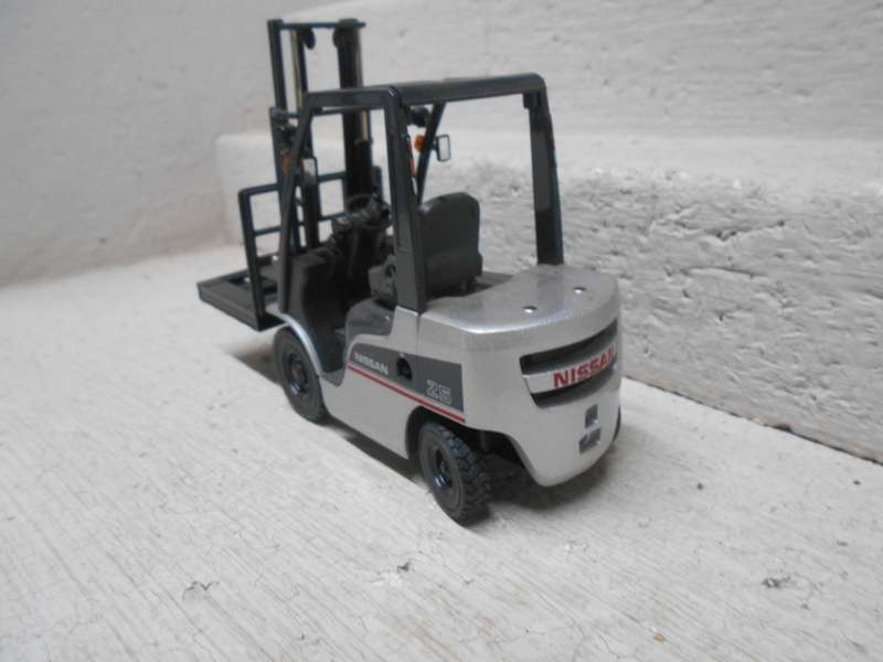 1:24 SCALE - KYOSHO - NISSAN 25 FORKLIFT