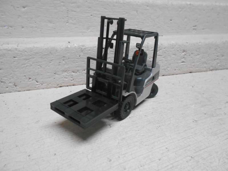 1:24 SCALE - KYOSHO - NISSAN 25 FORKLIFT