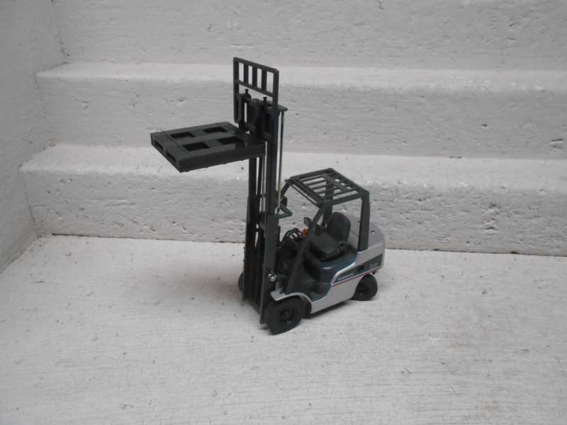 1:24 SCALE - KYOSHO - NISSAN 25 FORKLIFT