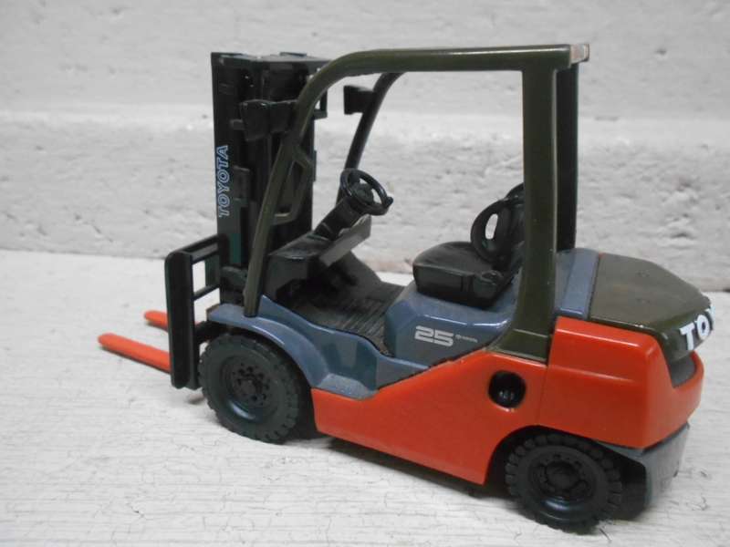 1:23 SCALE - TOYOTA - 8FG / 8FD 25 FORKLIFT