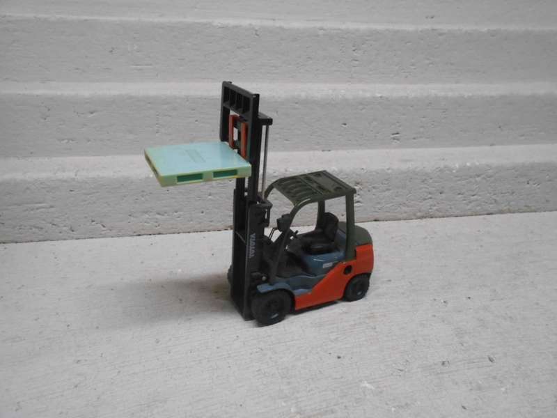 1:23 SCALE - TOYOTA - 8FG / 8FD 25 FORKLIFT