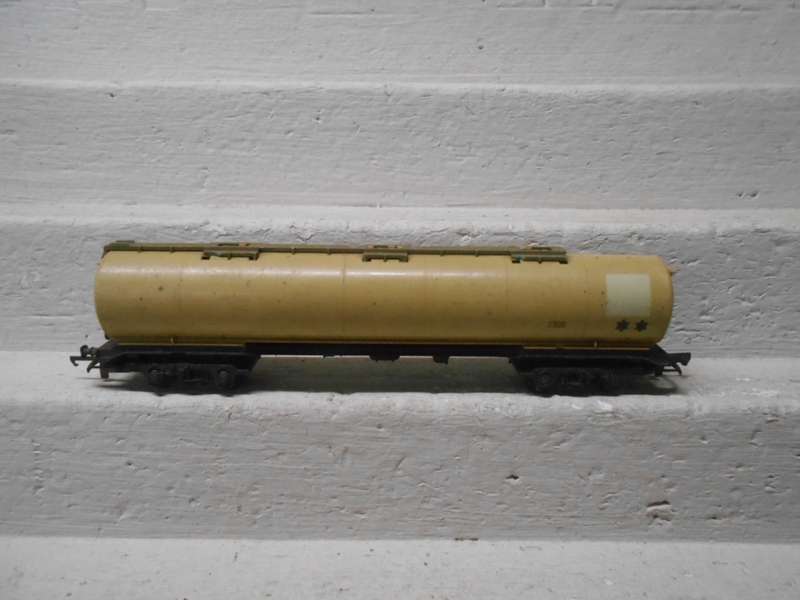 OO SCALE - TRIANG - LONG TANKER WAGON