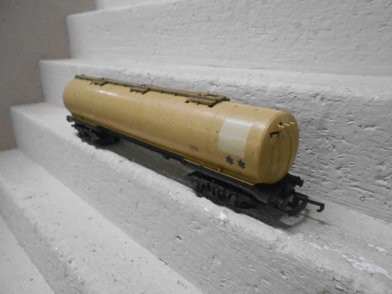 OO SCALE - TRIANG - LONG TANKER WAGON