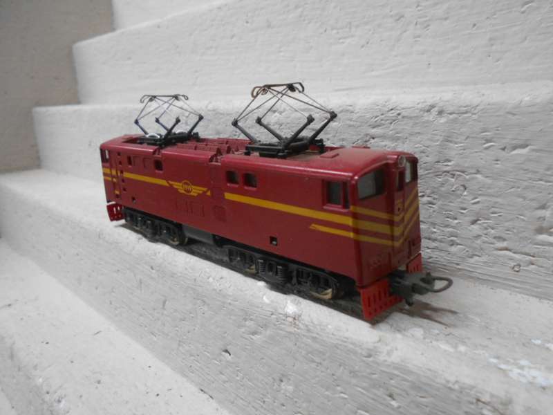 HO SCALE - LIMA - SAR - RED 5E DUMMY LOCOMOTIVE
