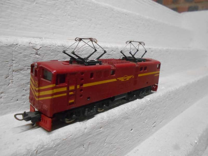 HO SCALE - LIMA - SAR - RED 5E DUMMY LOCOMOTIVE