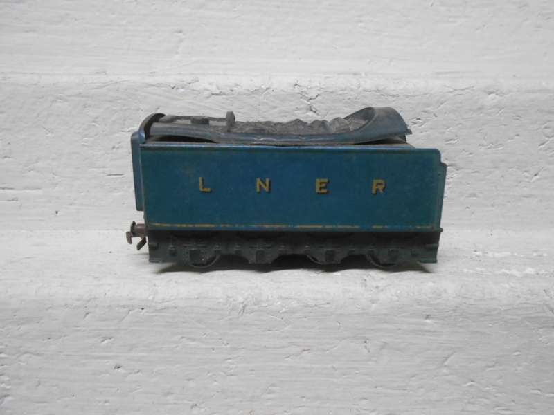 OO SCALE - HORNBY DUBLO - LNER TENDER ONLY - 3-RAIL