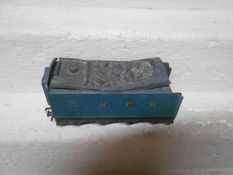 OO SCALE - HORNBY DUBLO - LNER TENDER ONLY - 3-RAIL