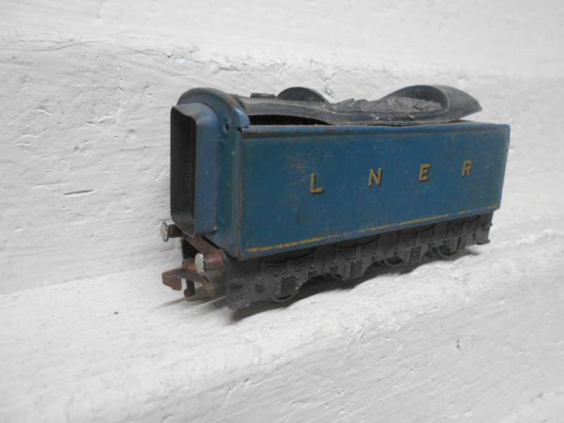 OO SCALE - HORNBY DUBLO - LNER TENDER ONLY - 3-RAIL