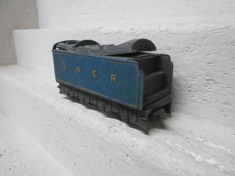 OO SCALE - HORNBY DUBLO - LNER TENDER ONLY - 3-RAIL