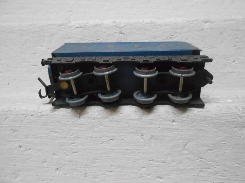OO SCALE - HORNBY DUBLO - LNER TENDER ONLY - 3-RAIL