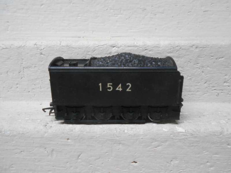 OO SCALE - HORNBY - 4-AXLE - TENDER ONLY