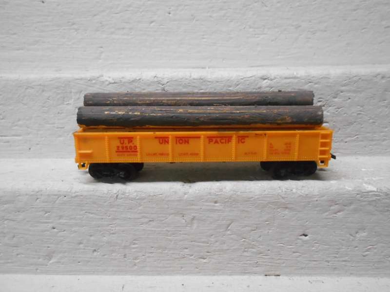 HO SCALE - 40 FT UNION PACIFIC OPEN GOODS WAGON - WITH LOG LOAD