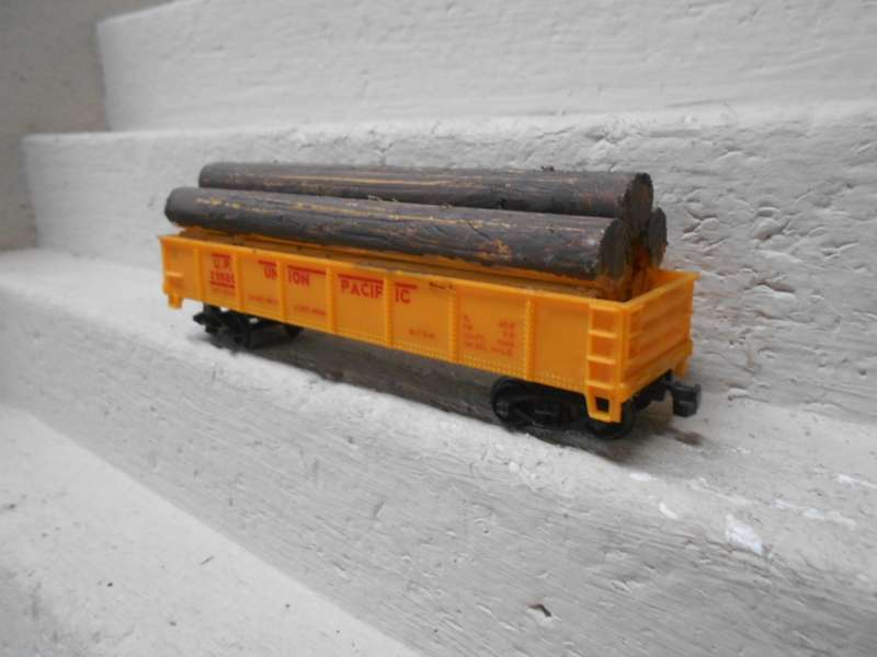 HO SCALE - 40 FT UNION PACIFIC OPEN GOODS WAGON - WITH LOG LOAD