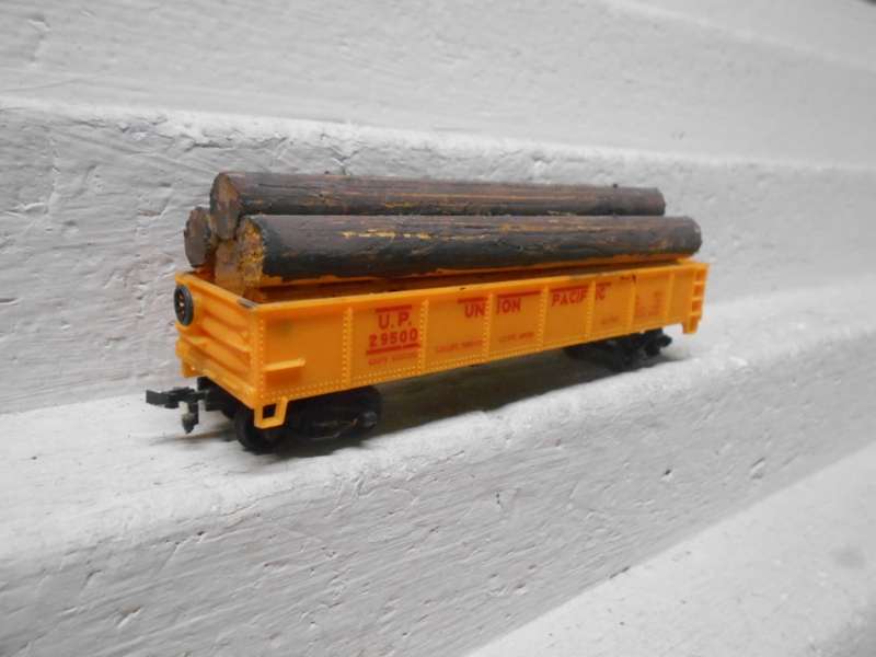 HO SCALE - 40 FT UNION PACIFIC OPEN GOODS WAGON - WITH LOG LOAD