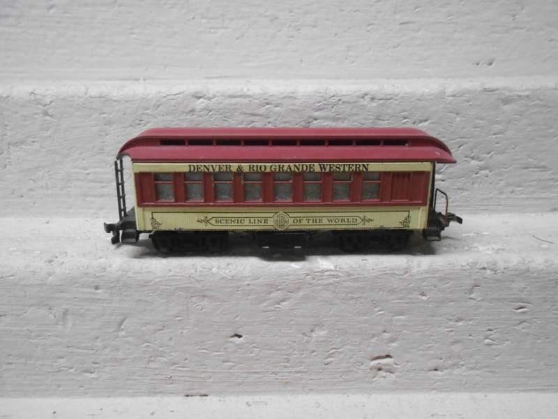 HO SCALE - SHORT DENVER & RIO GRANDE WESTERN COACH